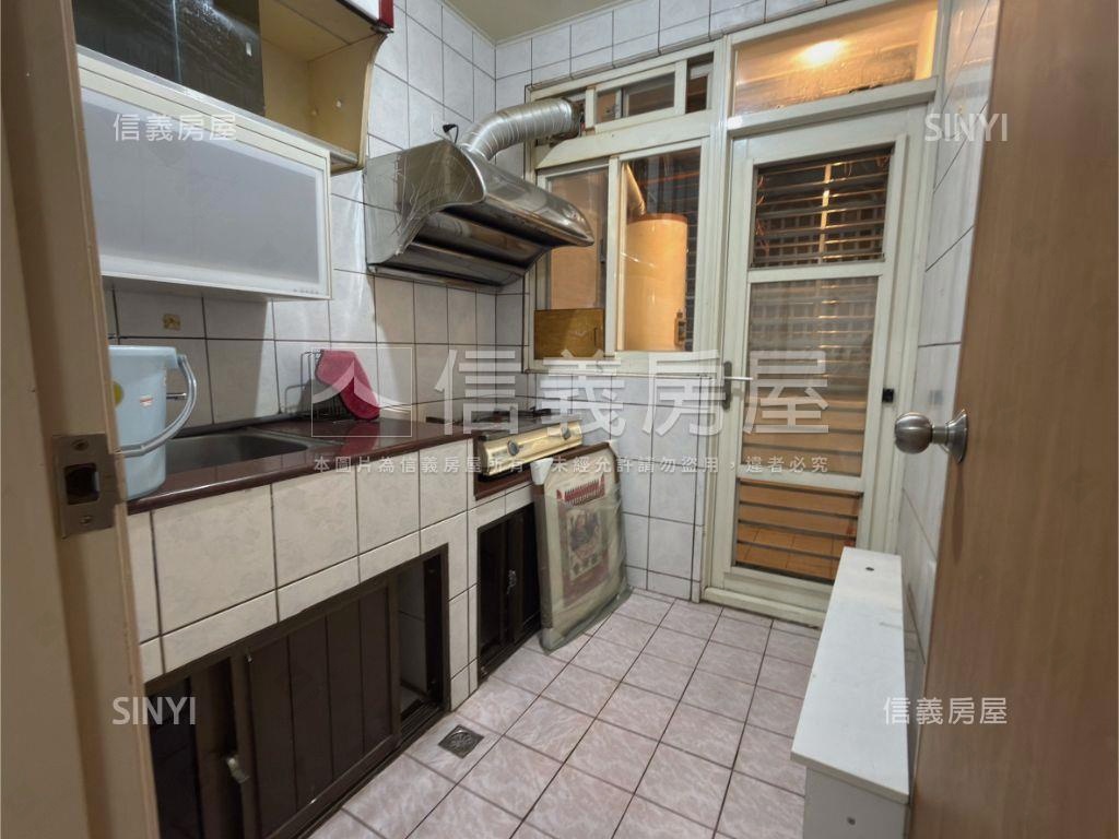 近環球方正黃金三樓房屋室內格局與周邊環境