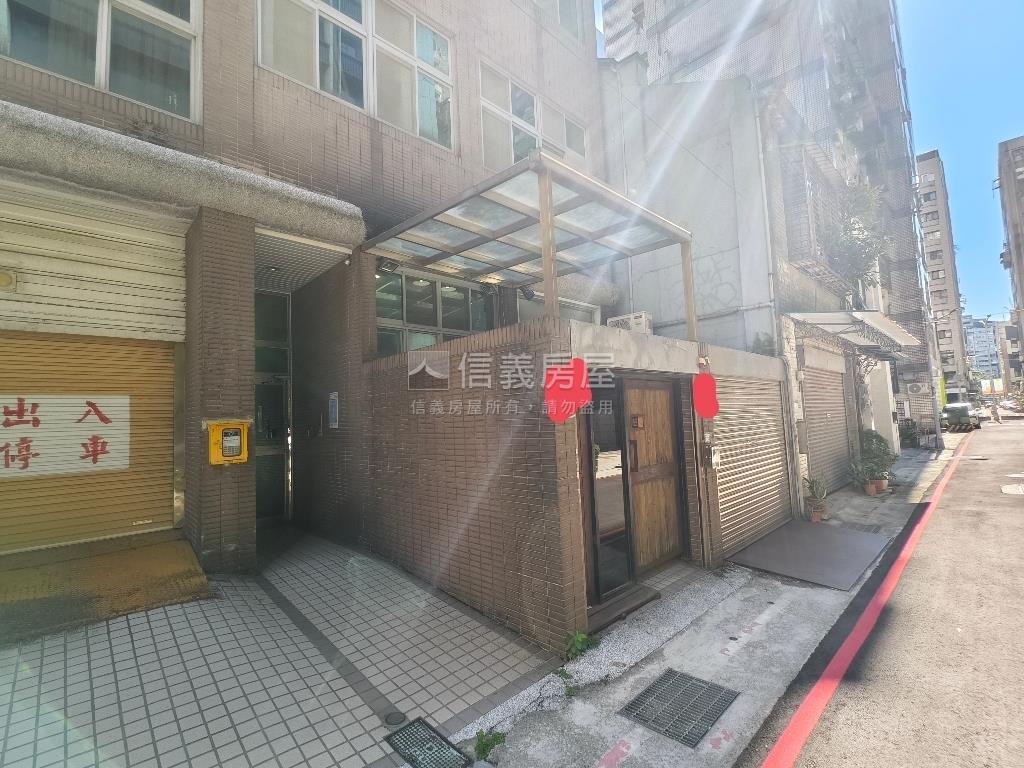 松江路挑高４米２辦住房屋室內格局與周邊環境