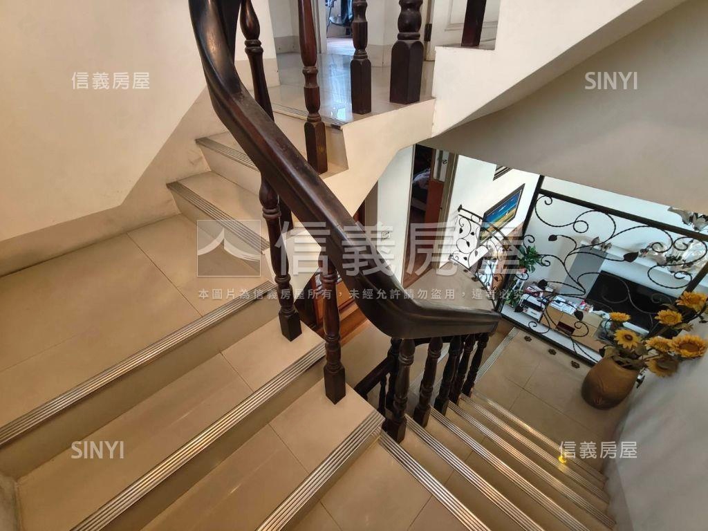 近未來體育園區挑高美墅房屋室內格局與周邊環境