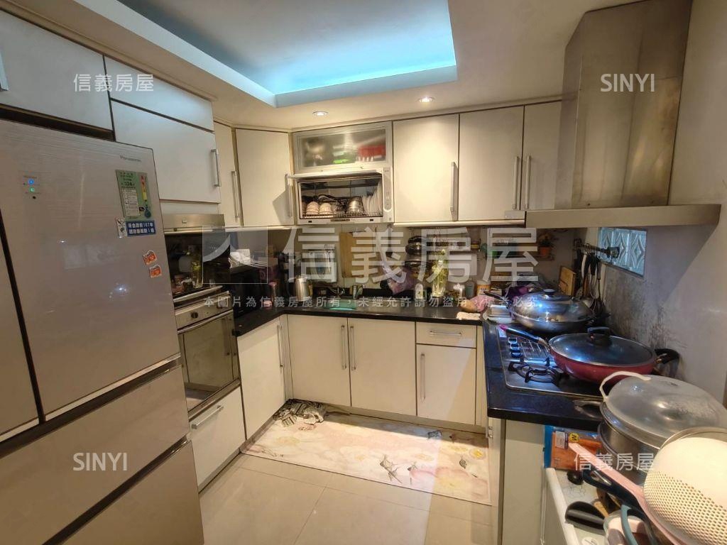 近未來體育園區挑高美墅房屋室內格局與周邊環境