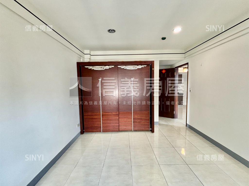 星巴克隔壁三房Ｂ１平車房屋室內格局與周邊環境