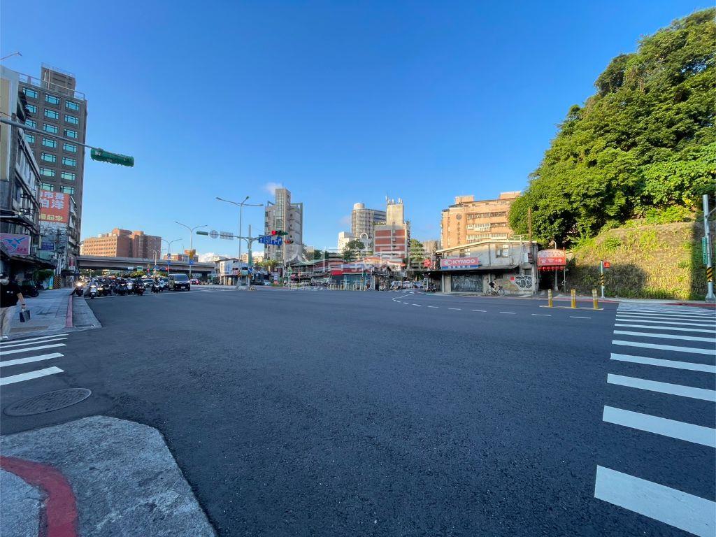 羅斯福路邊間首購雅築房屋室內格局與周邊環境