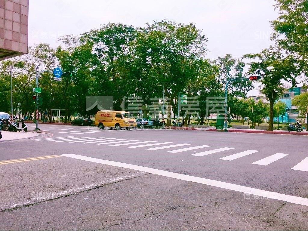 河堤朝南收租金店面房屋室內格局與周邊環境