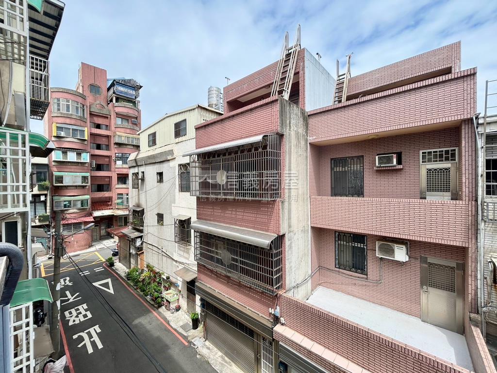 公園臨路超值裝潢美透天房屋室內格局與周邊環境