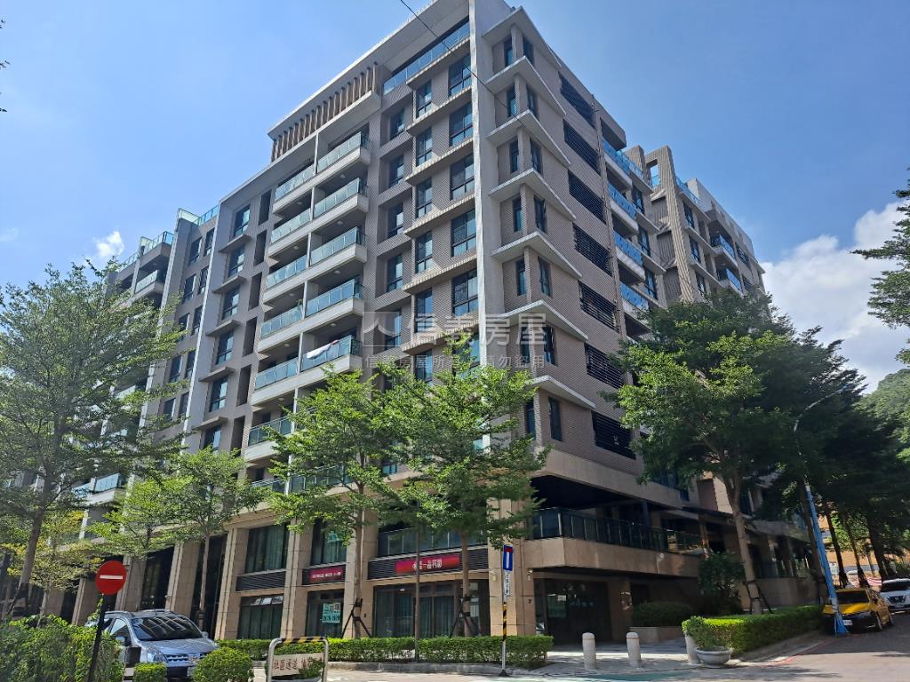 龍鳳一品霸氣四房車位房屋室內格局與周邊環境