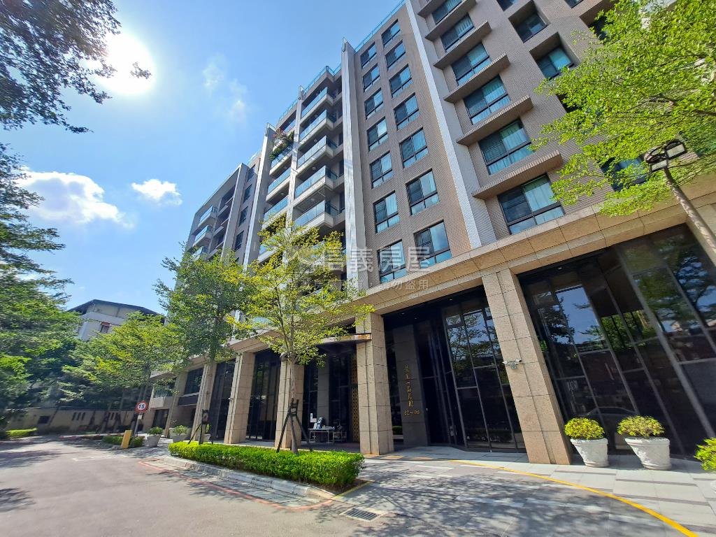龍鳳一品霸氣四房車位房屋室內格局與周邊環境