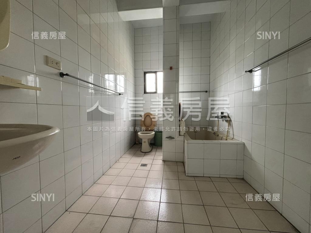近美術館臨路邊間透店房屋室內格局與周邊環境