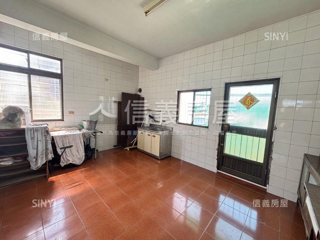 近美術館臨路邊間透店房屋室內格局與周邊環境