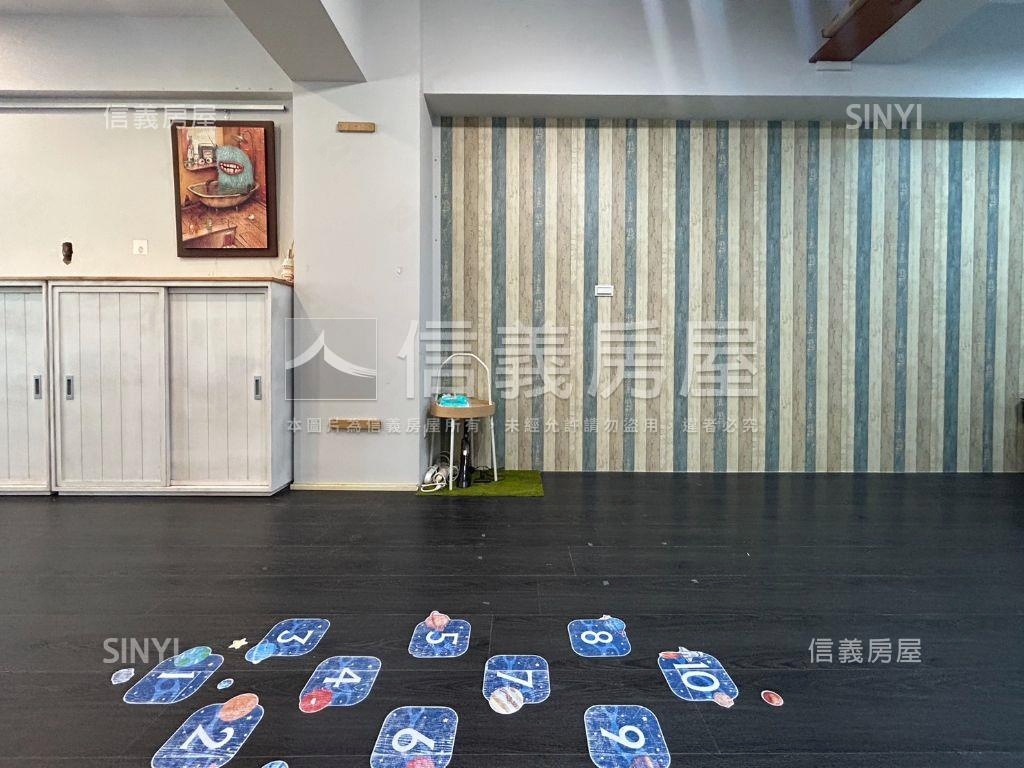 文化藝術家一樓角間有車庫房屋室內格局與周邊環境