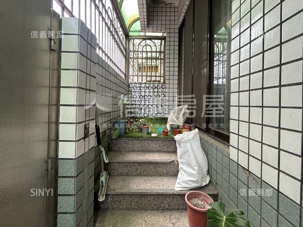文化藝術家一樓角間有車庫房屋室內格局與周邊環境