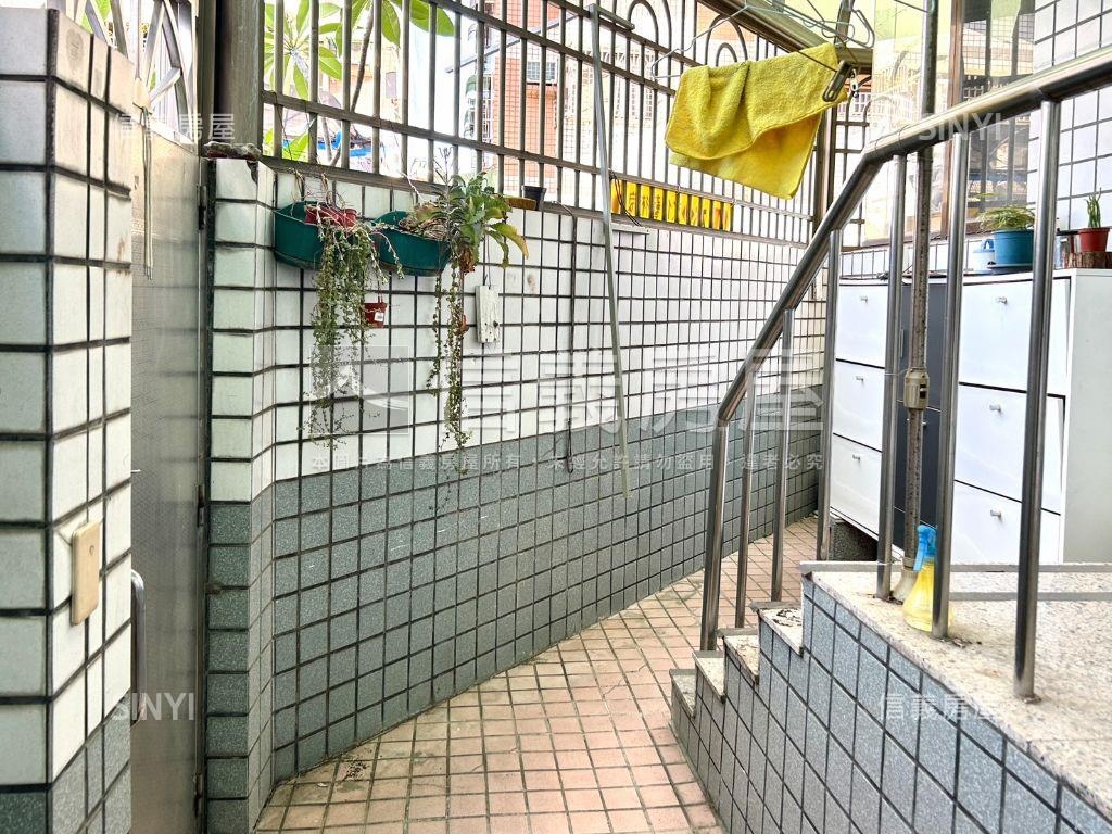 文化藝術家一樓角間有車庫房屋室內格局與周邊環境