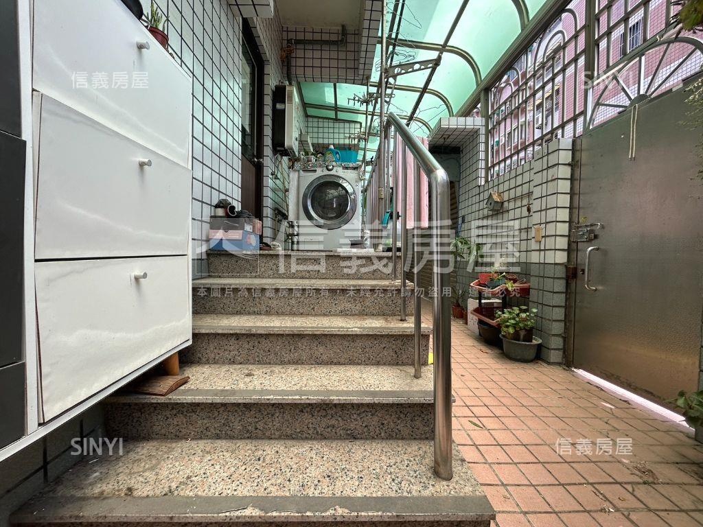 文化藝術家一樓角間有車庫房屋室內格局與周邊環境