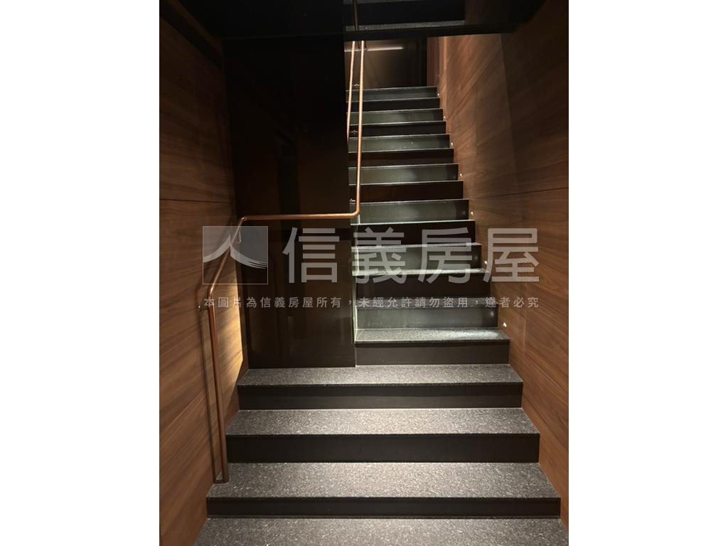 南京復興捷運角窗金店房屋室內格局與周邊環境