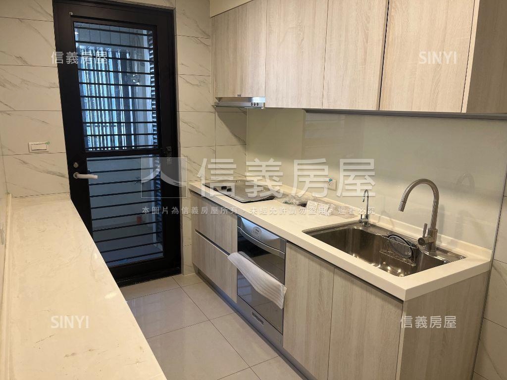 亞昕淳白氣派四房車位房屋室內格局與周邊環境