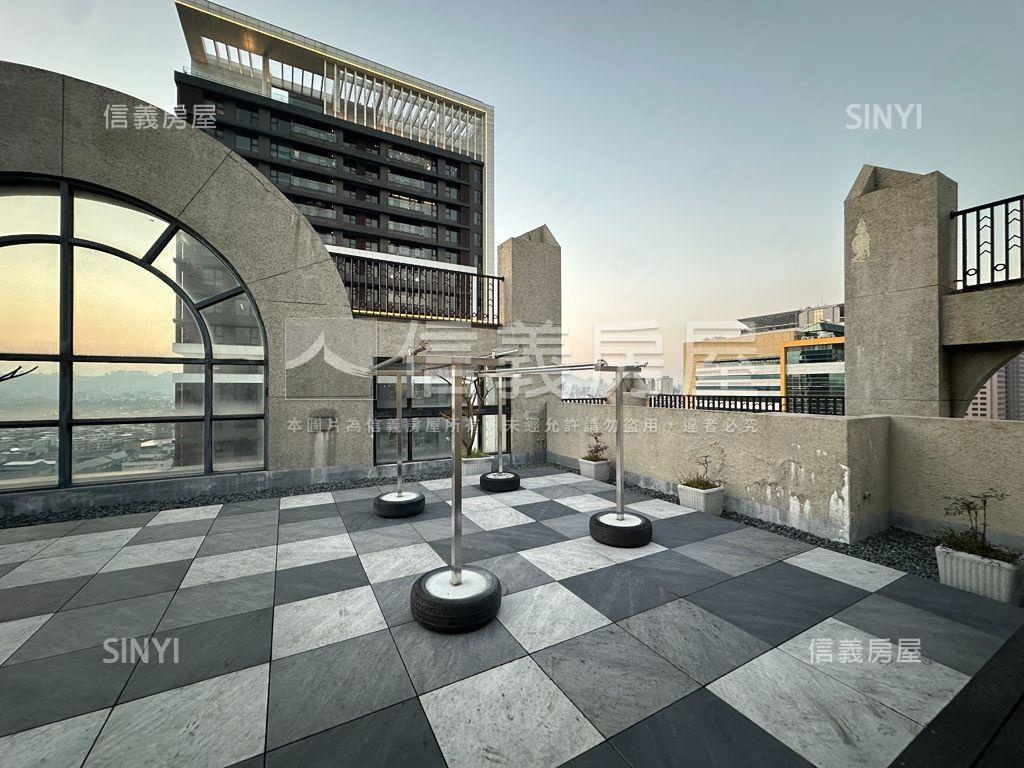 板橋世中心四房平面車位房屋室內格局與周邊環境