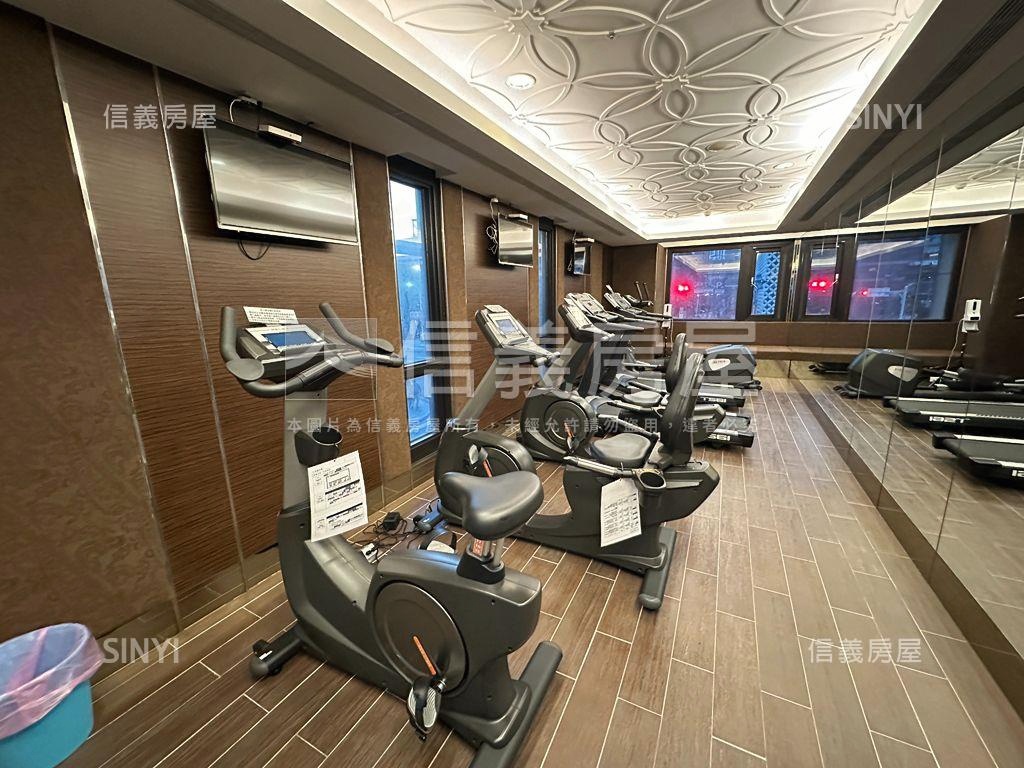 板橋世中心四房平面車位房屋室內格局與周邊環境