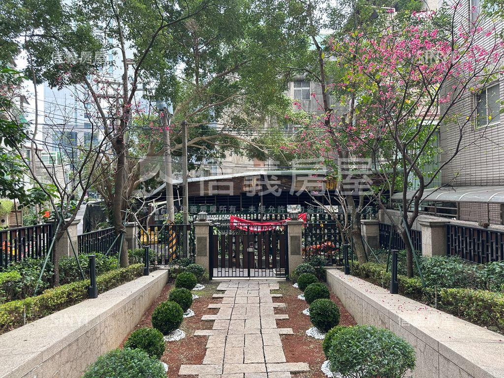 板橋世中心四房平面車位房屋室內格局與周邊環境