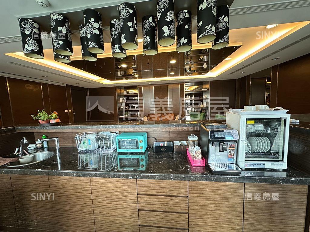 板橋世中心四房平面車位房屋室內格局與周邊環境