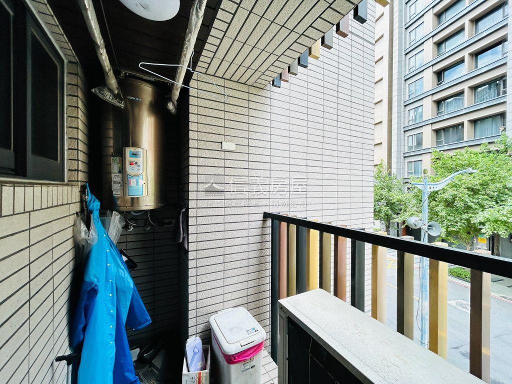 微笑寓所。公園綠意大戶房屋室內格局與周邊環境