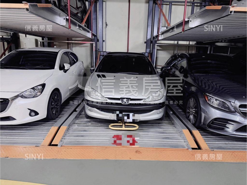 中正雙出入口坡機車位房屋室內格局與周邊環境