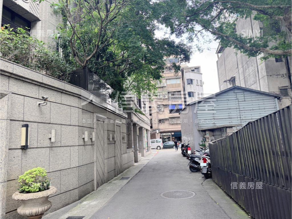 中正雙出入口坡機車位房屋室內格局與周邊環境