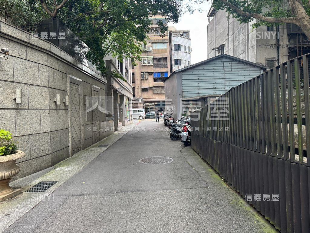 中正雙出入口坡機車位房屋室內格局與周邊環境