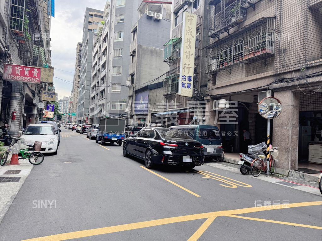 中正雙出入口坡機車位房屋室內格局與周邊環境