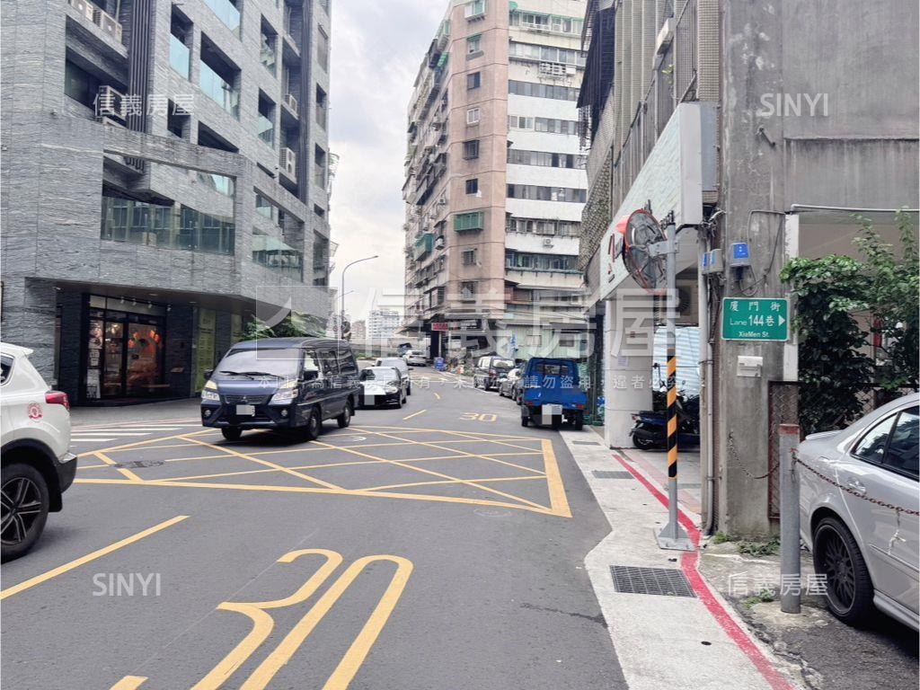 中正雙出入口坡機車位房屋室內格局與周邊環境