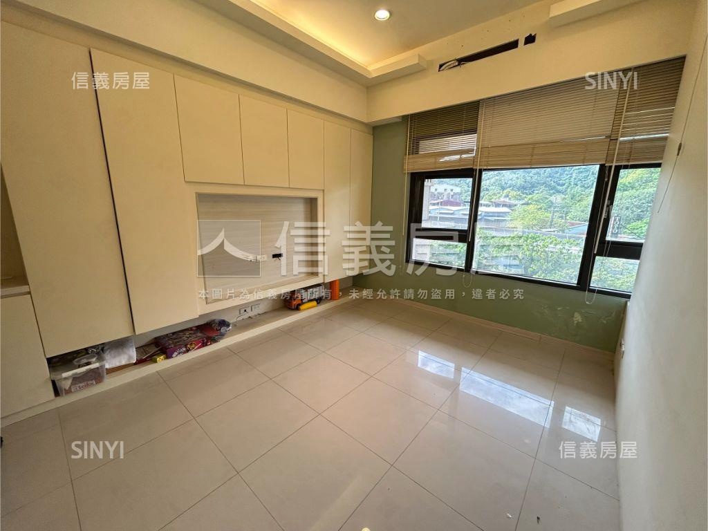 光榮時代挑高採光美宅房屋室內格局與周邊環境