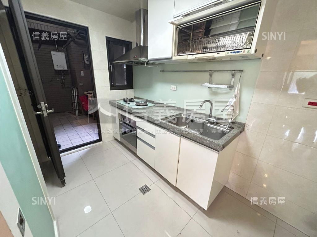 光榮時代挑高採光美宅房屋室內格局與周邊環境