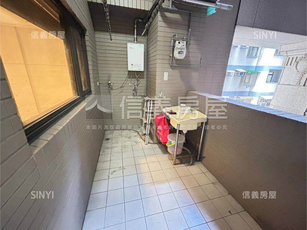 光榮時代挑高採光美宅房屋室內格局與周邊環境