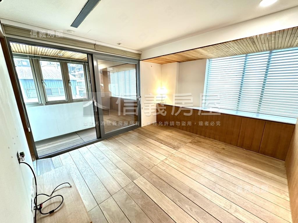 五鐵★邊間大採光四房辦公房屋室內格局與周邊環境