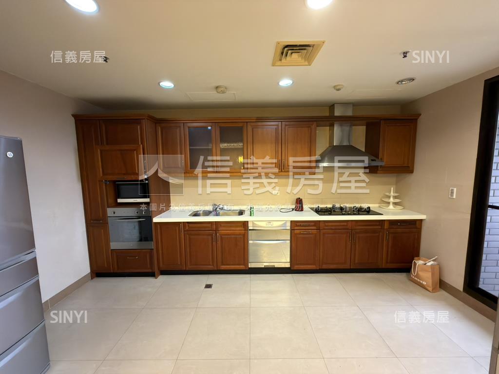 中悅登峰高樓層四房雙車位房屋室內格局與周邊環境