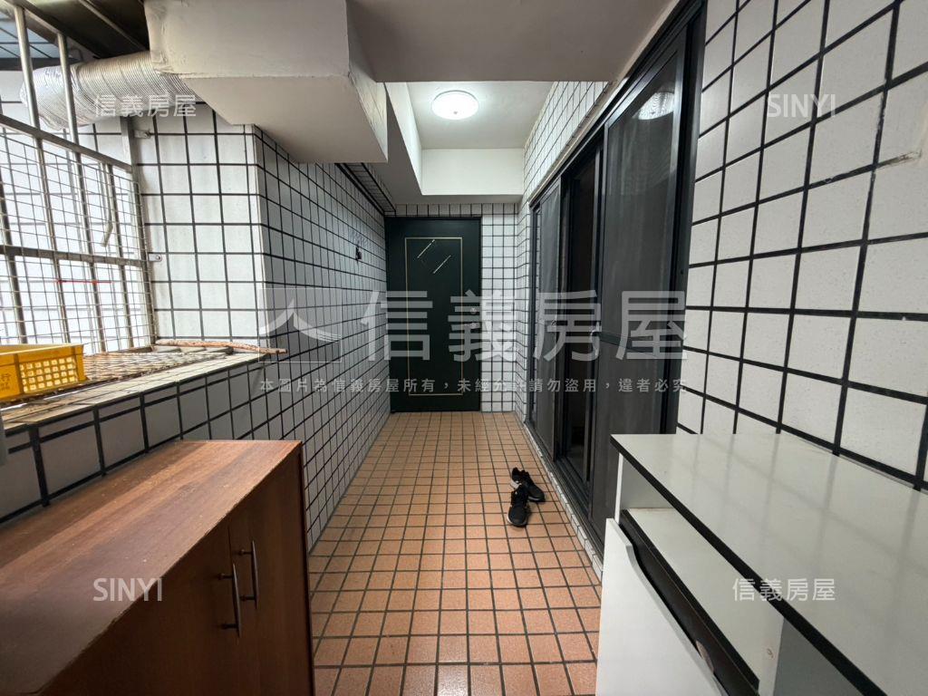 水湳三房機上車位前後陽台房屋室內格局與周邊環境