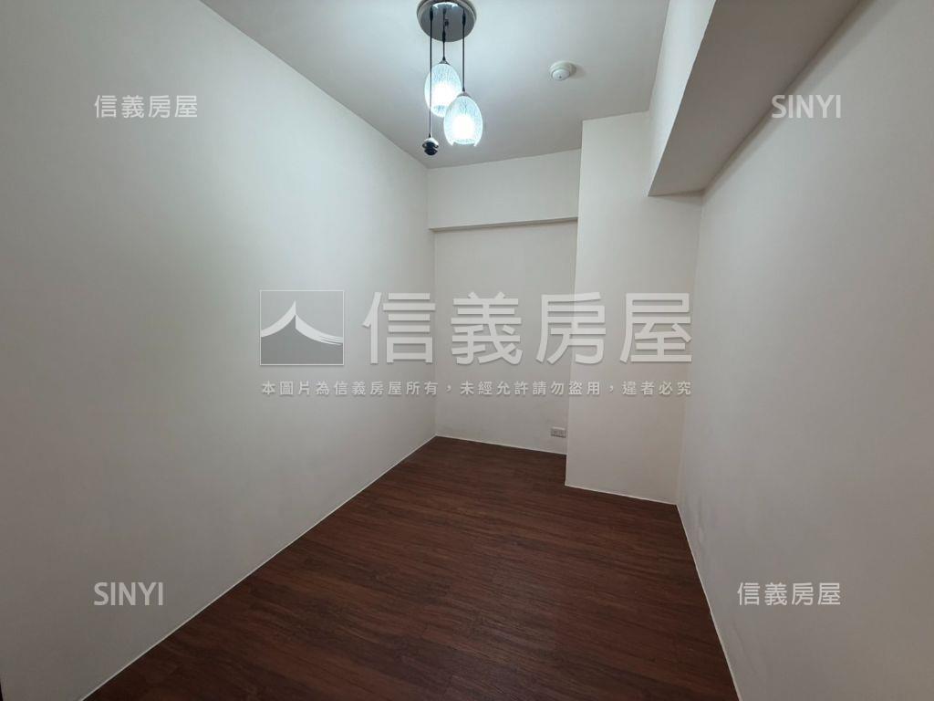 水湳三房機上車位前後陽台房屋室內格局與周邊環境