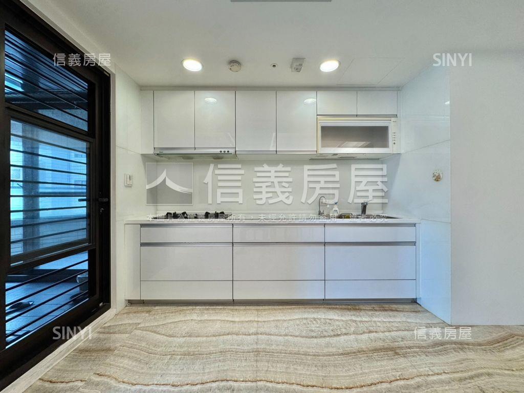 國泰金城稀有獨戶●雙露臺房屋室內格局與周邊環境