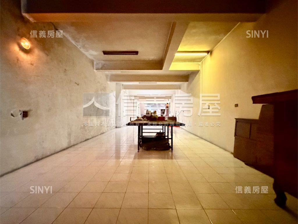 鳳山前後路雙門牌百坪透店房屋室內格局與周邊環境