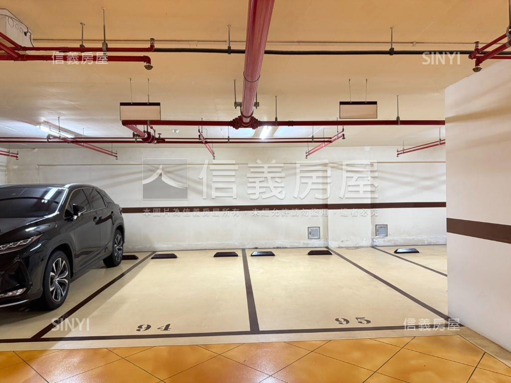 岳泰峰範連號坡道平面車位房屋室內格局與周邊環境