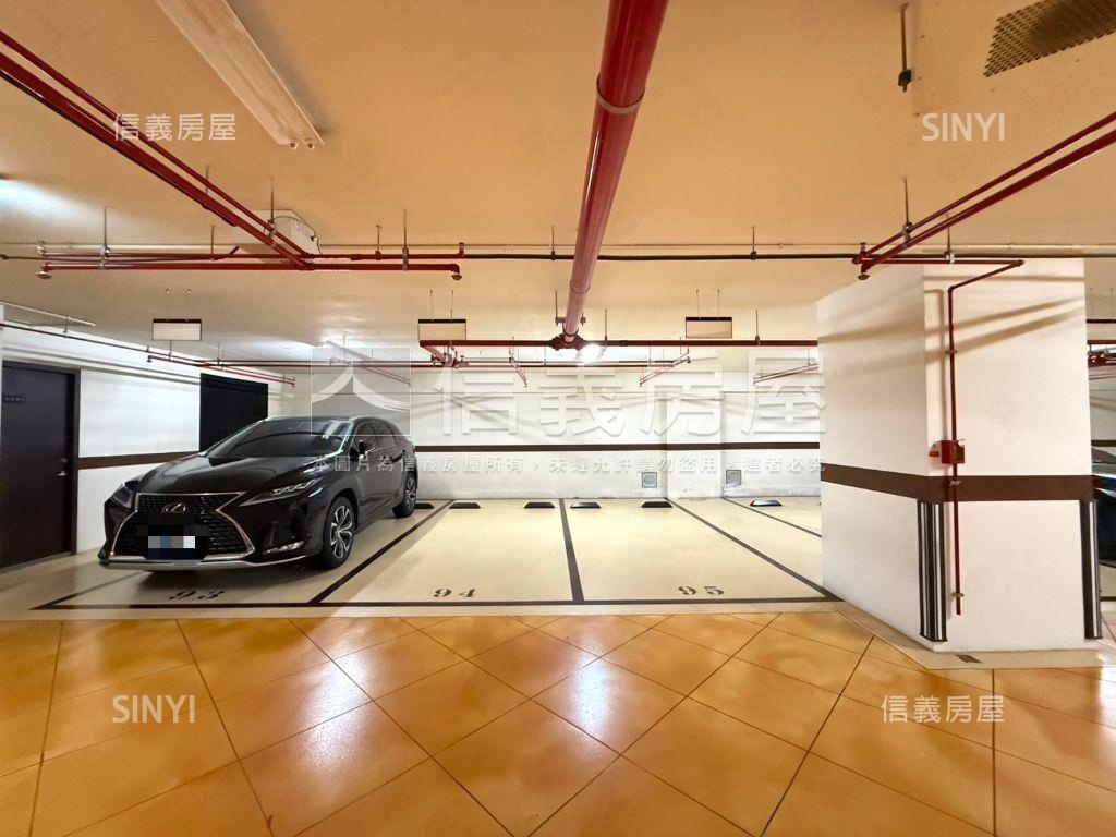 岳泰峰範連號坡道平面車位房屋室內格局與周邊環境