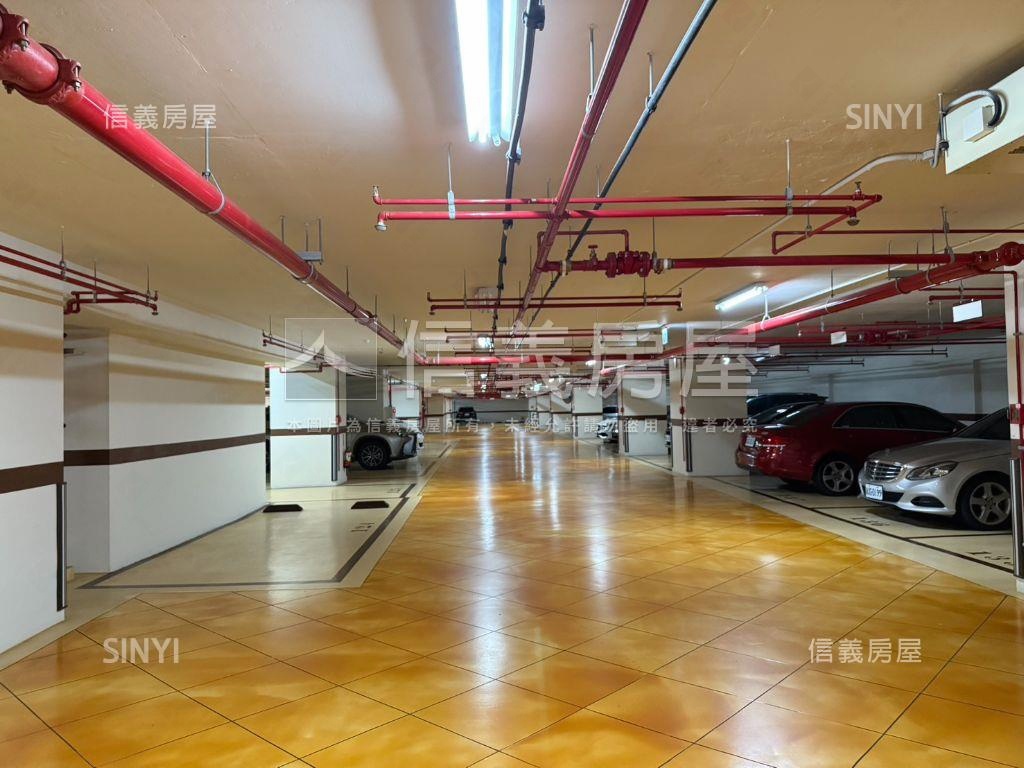 岳泰峰範連號坡道平面車位房屋室內格局與周邊環境