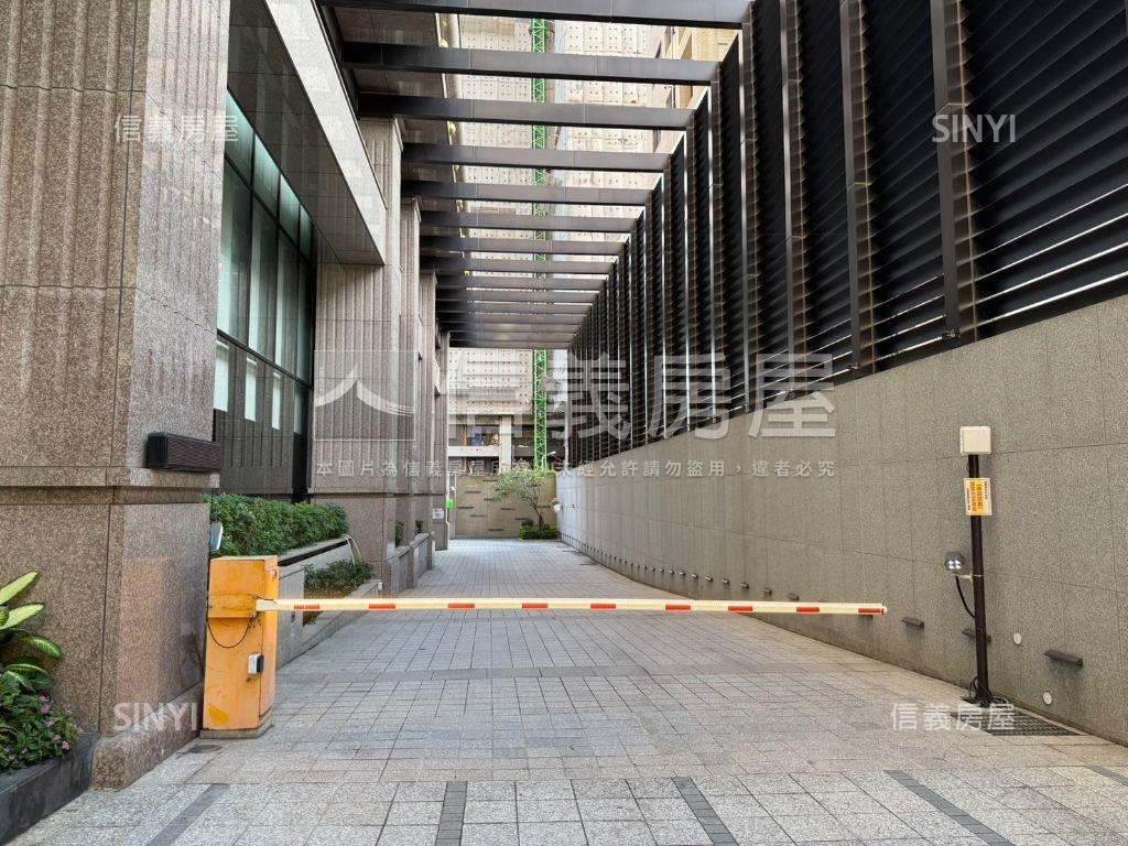 岳泰峰範連號坡道平面車位房屋室內格局與周邊環境