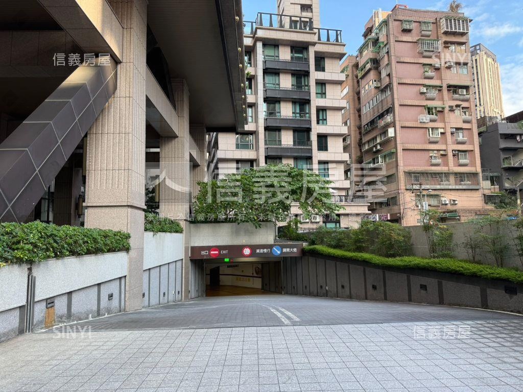 岳泰峰範連號坡道平面車位房屋室內格局與周邊環境