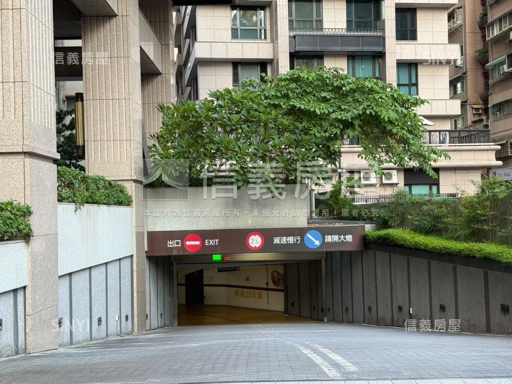 岳泰峰範連號坡道平面車位房屋室內格局與周邊環境