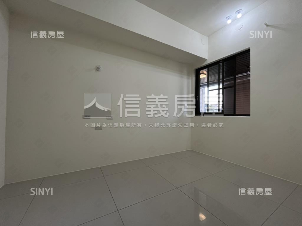 鳳鳴重劃區三房車位房屋室內格局與周邊環境