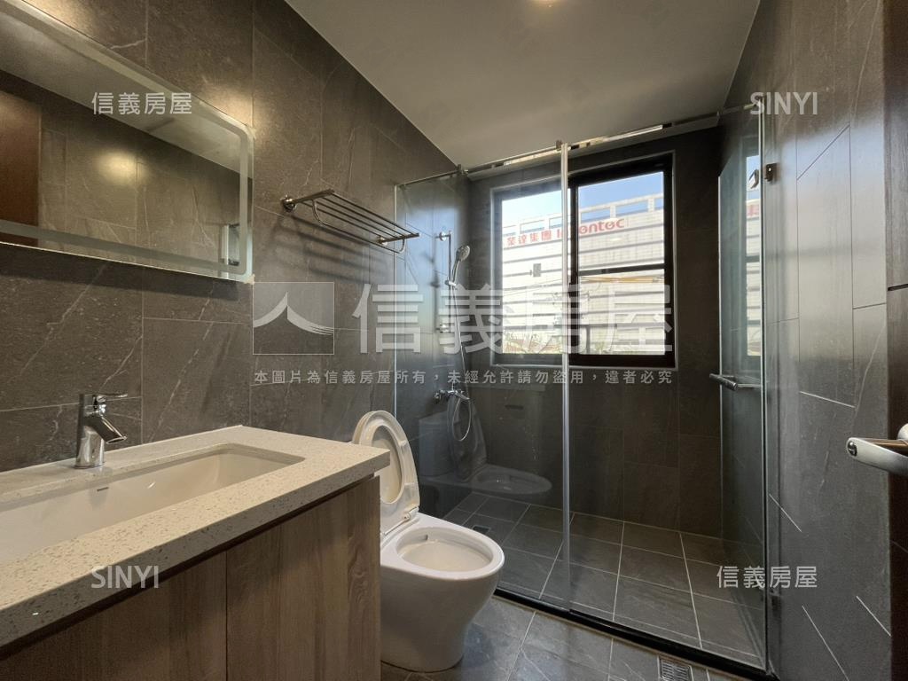 鳳鳴重劃區三房車位房屋室內格局與周邊環境