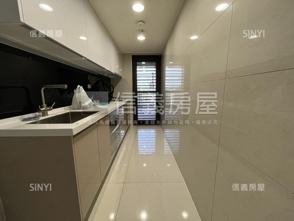 鳳鳴重劃區三房車位房屋室內格局與周邊環境