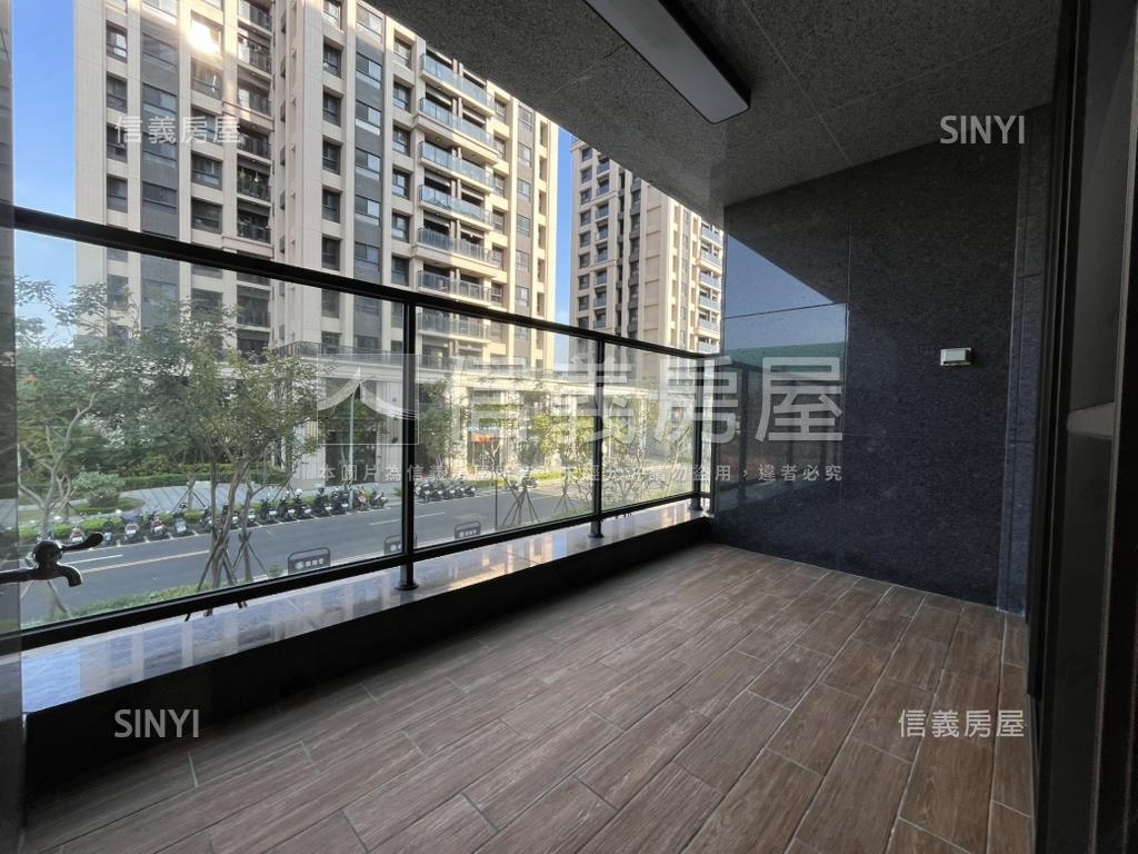 鳳鳴重劃區三房車位房屋室內格局與周邊環境