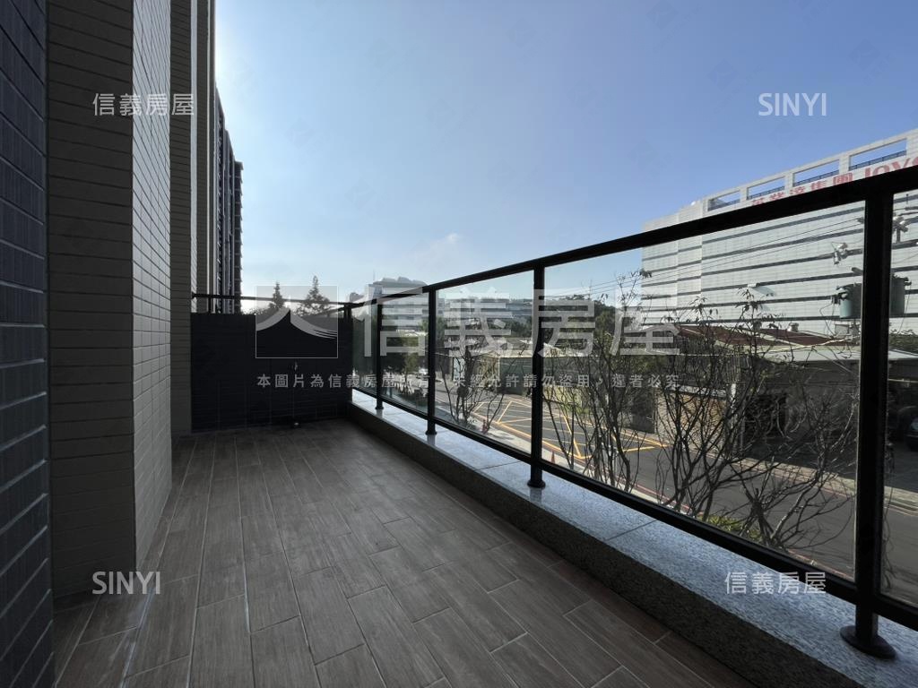 鳳鳴重劃區三房車位房屋室內格局與周邊環境