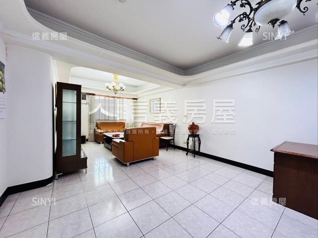 成名大廈大四房坡平車位房屋室內格局與周邊環境