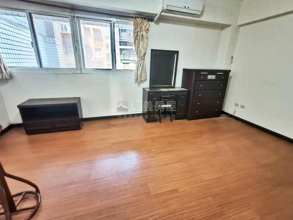 東方名殿四房車位房屋室內格局與周邊環境